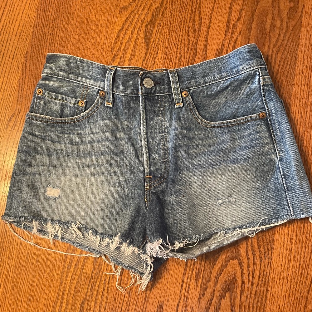 Levi’s 501 Jean shorts distressed 26